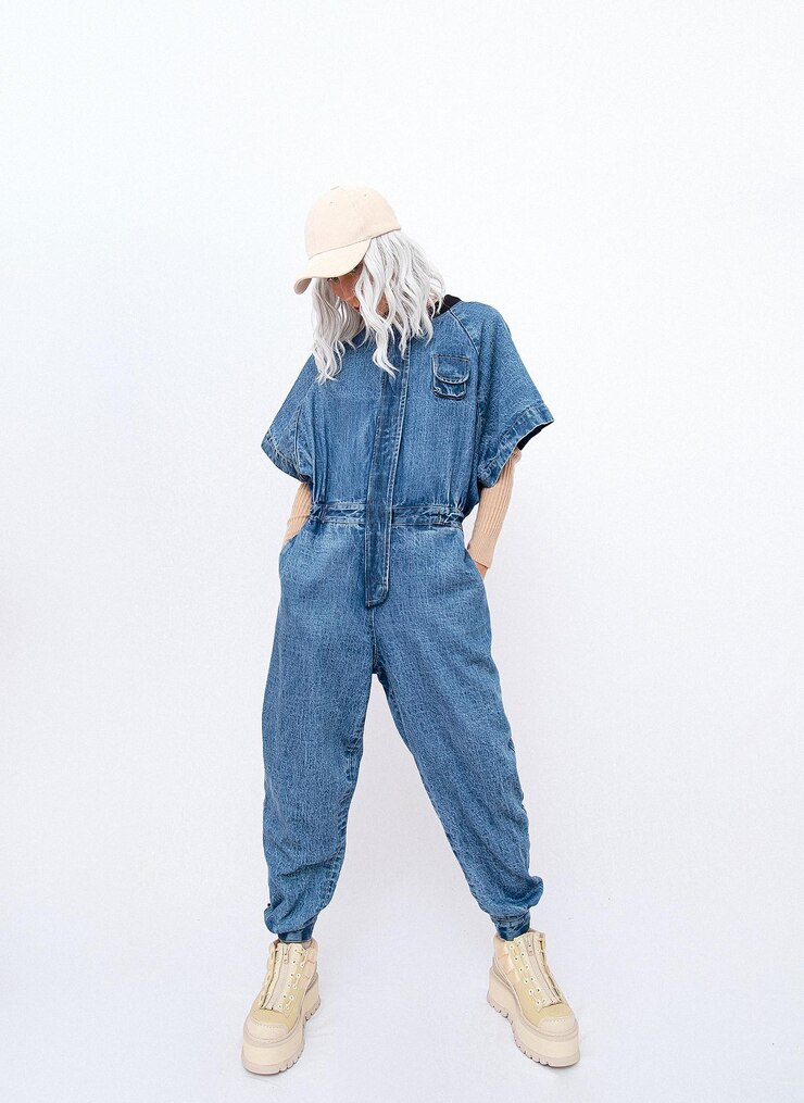 Photo fille blonde urbaine en studio salopette en jean à la mode street stylefall