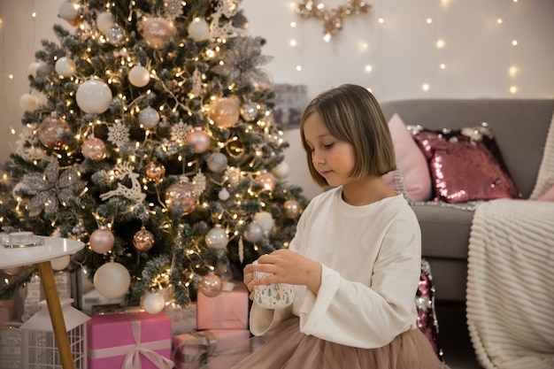 Une fille boit du café avec de la guimauve dans un salon festif