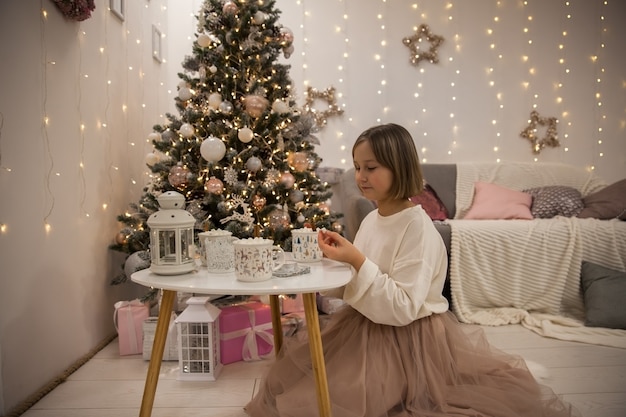 Une fille boit du café avec de la guimauve dans un salon festif