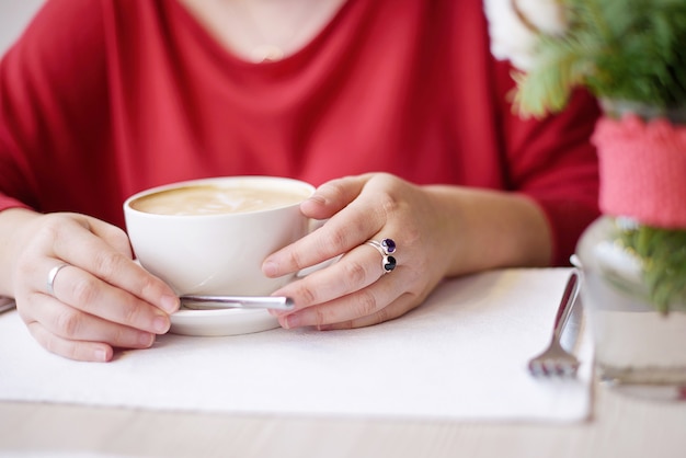 Fille boit du café