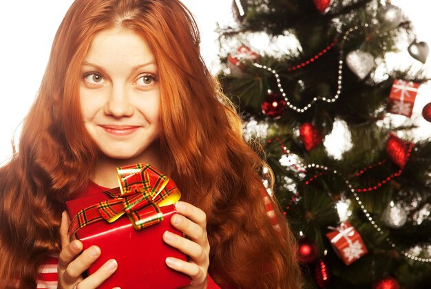 Fille avec boîte-cadeau