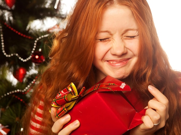 Fille avec boîte-cadeau