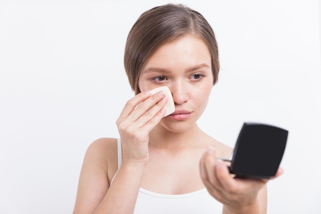 Fille avec boîte de maquillage