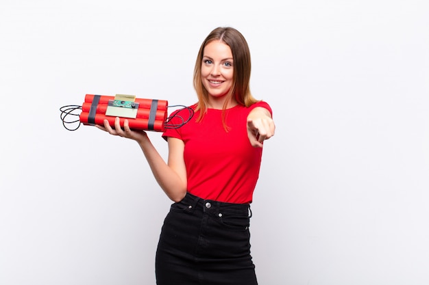 fille avec une bombe TNT pointant sur la caméra