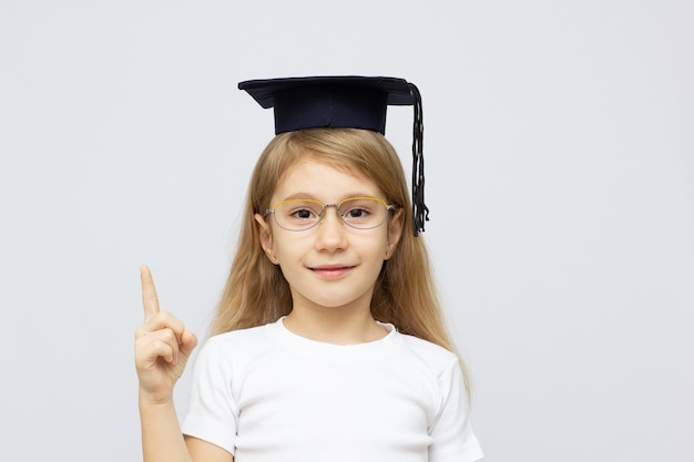 fille a un bonnet noir de graduation avec un gland