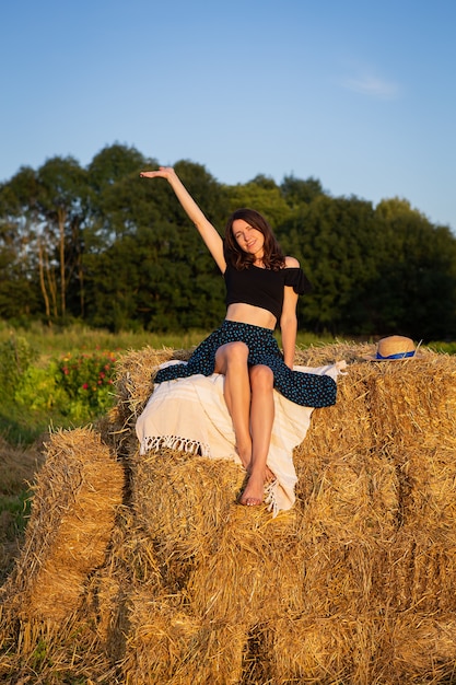 Fille sur botte de foin