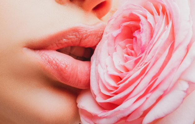 Fille bouches ouvertes lèvres de beauté naturelle lèvres de belle femme avec rose