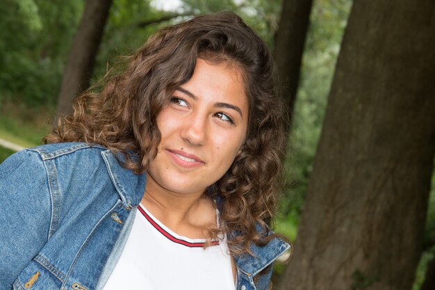 Fille bouclée dans le parc en journée d'été