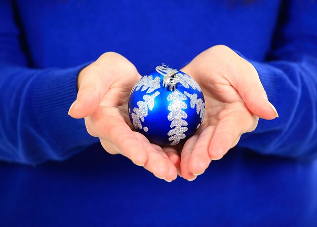 fille avec des boules de noël