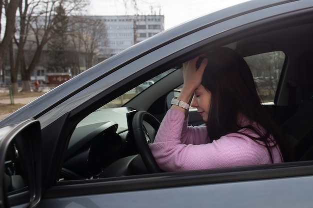 La fille bouleversée dans la voiture