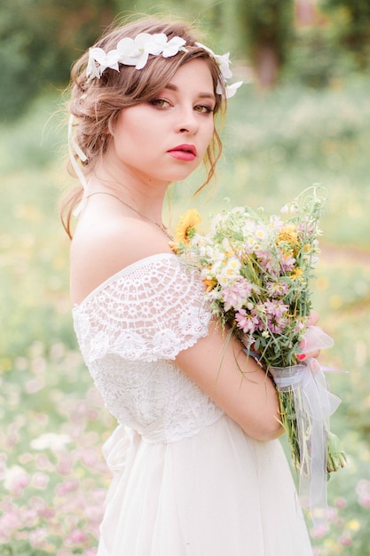 Fille avec bouquet à l'extérieur