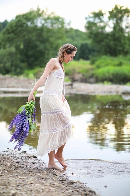 fille avec un bouquet de fleurs bleues