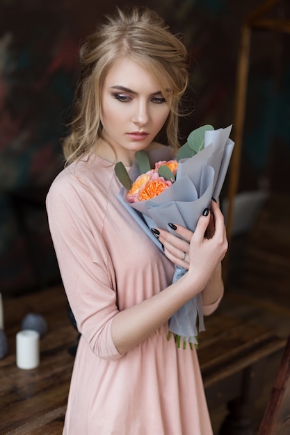 Fille avec un bouquet de fleurs