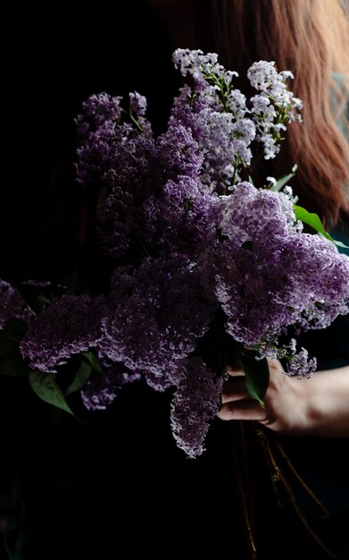 Une fille avec un bouquet de lilas