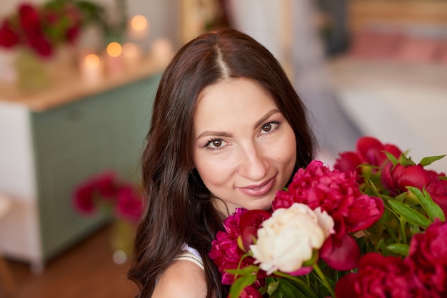 Fille avec bouquet de pivoines. Bouquet de pivoines.