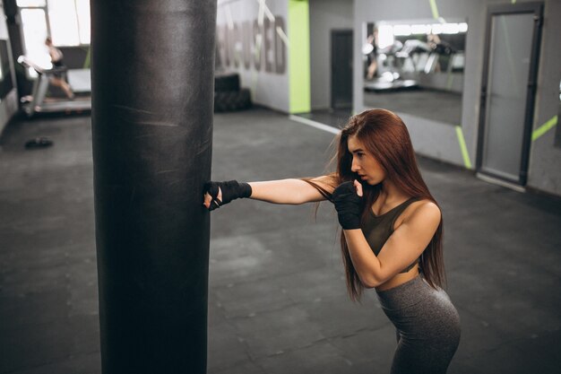 Fille à la boxe de gym