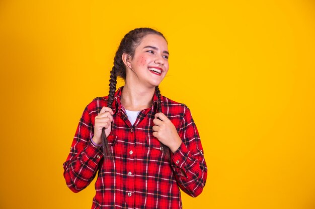 Fille brésilienne portant des vêtements typiques pour la Festa Junina