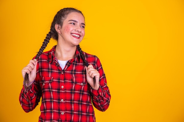 Fille brésilienne portant des vêtements typiques pour la Festa Junina