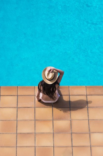 fille bronzer paisiblement dans la piscine de sa maison.