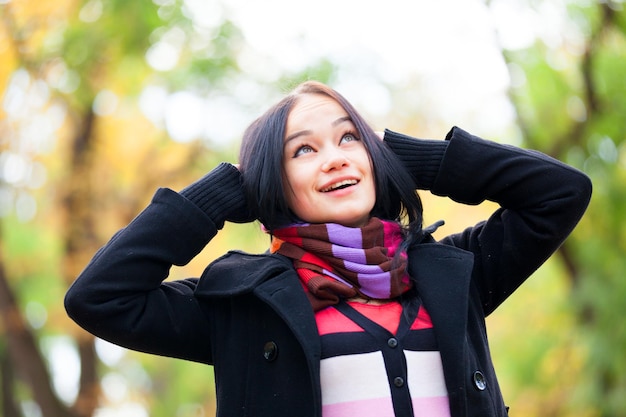 Fille brune à l'allée d'automne dans le parc