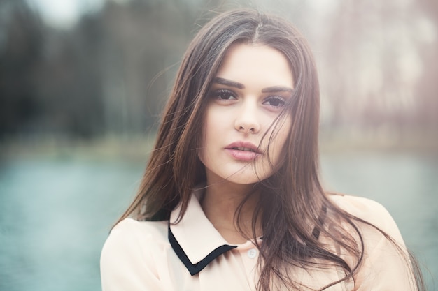 Fille brune au soleil du matin à l'extérieur