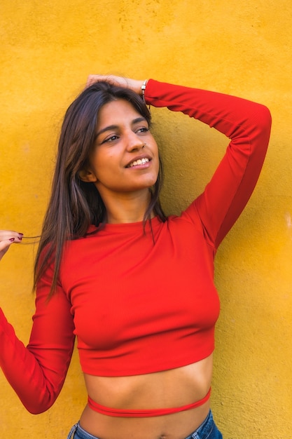 Fille brune bénéficiant d'une journée d'automne ensoleillée