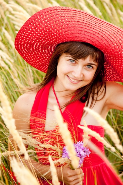 Fille brune dans le pré.