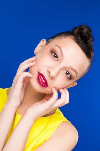 Fille brune avec du maquillage