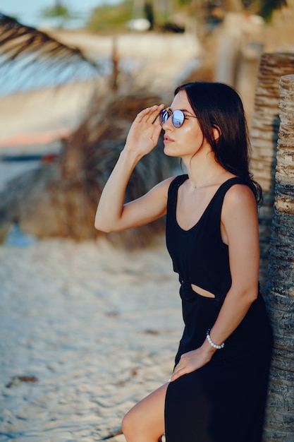 fille brune, explorer la plage en Thaïlande