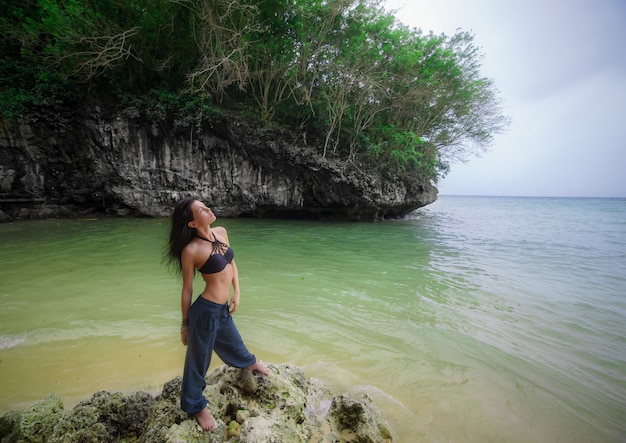 Fille brune sur la plage de Bali. Indonésie