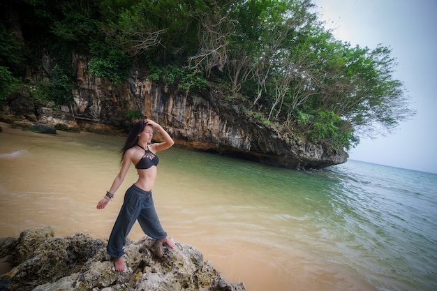 Fille brune sur la plage de Bali