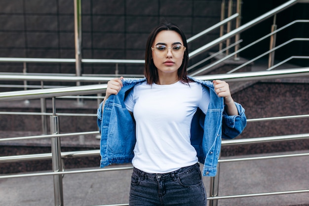 Fille brune portant un t-shirt blanc