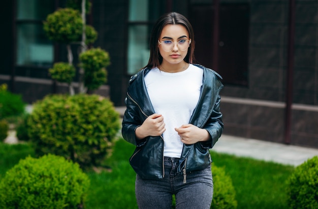 Fille brune portant un t-shirt blanc