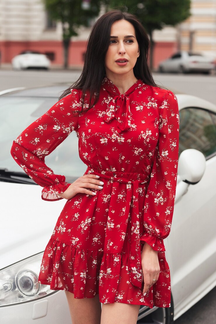 Photo fille brune posant dans la rue de la ville jolie belle femme d'affaires en fond de ville robe élégante