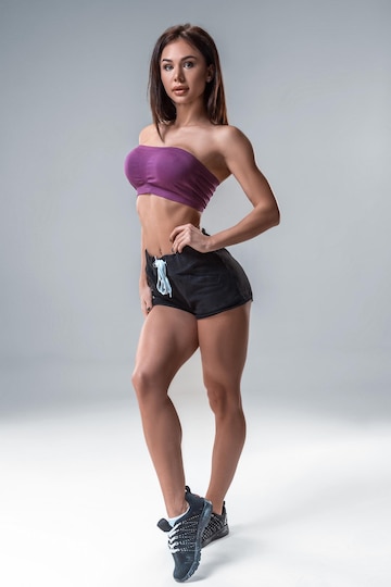 Fille Brune Sexy Fitness En Vêtements De Sport Avec Un Corps