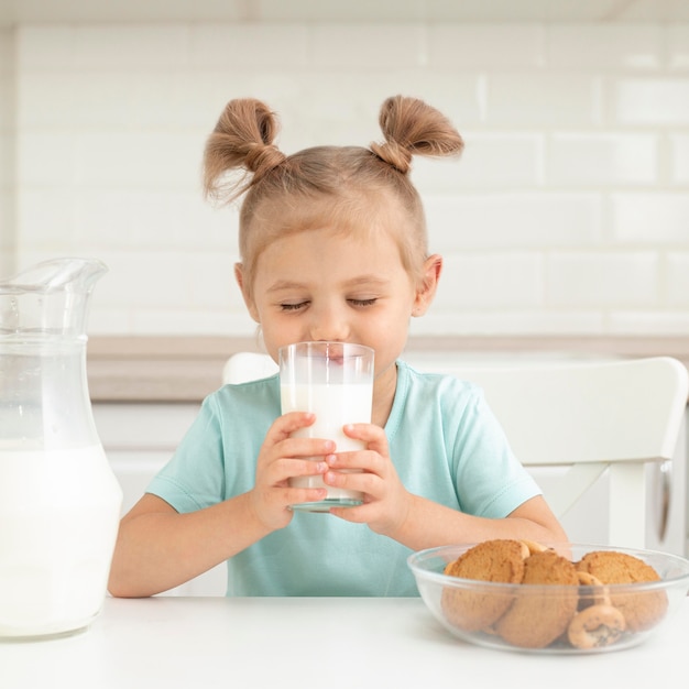 Photo fille buvant du lait