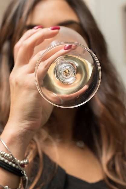 Fille buvant un verre de vin