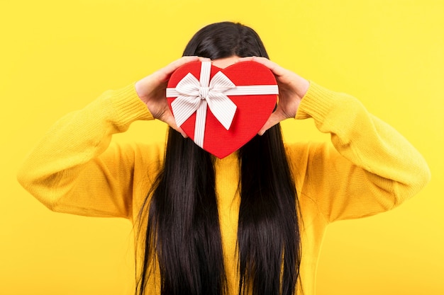 Fille avec un cadeau de coeur