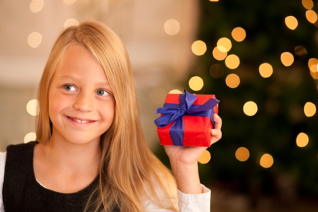 Photo fille avec cadeau à noël