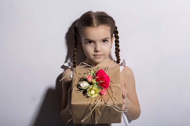 fille avec un cadeau