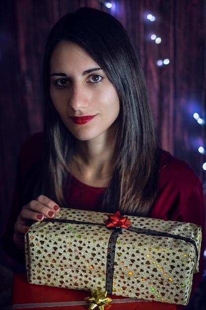 Fille avec des cadeaux de Noël