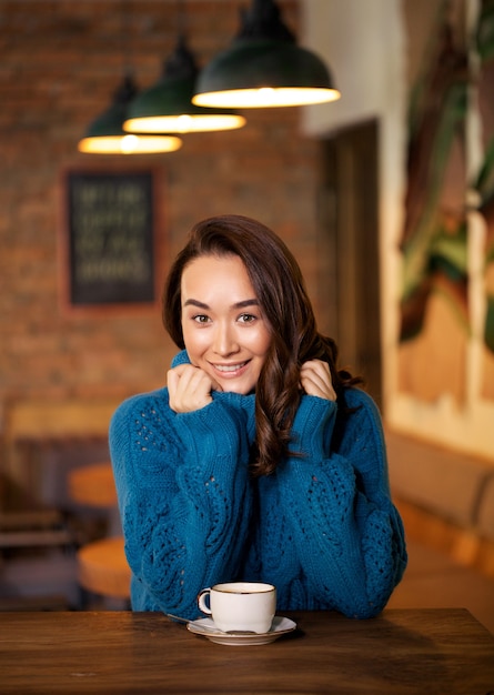 fille avec café