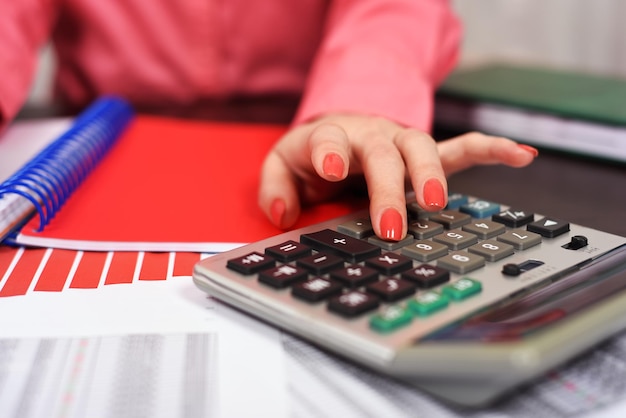 Fille avec une calculatrice