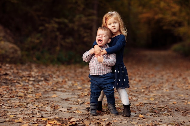 La fille calme son frère qui pleure