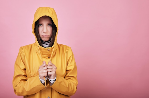 Fille calme tient dans ses mains des liens de capuche