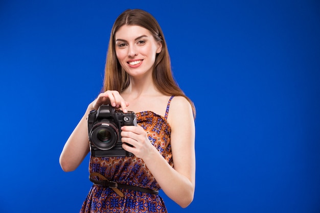 Fille avec une caméra à la main