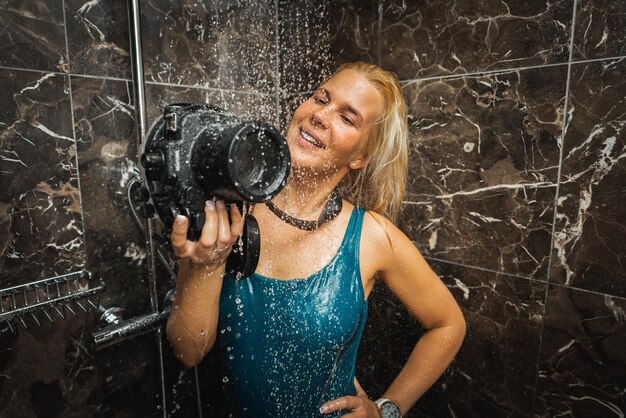 Photo fille avec une caméra sous-marine dans la douche photo rapprochée