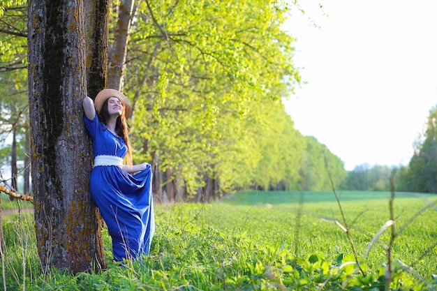 Fille à la campagne le soir