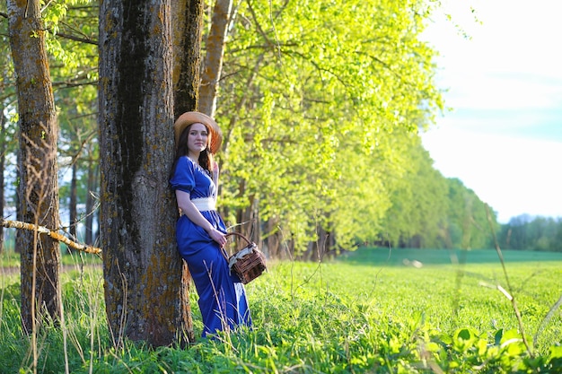 Fille à la campagne le soir