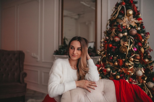 une fille avec un canapé dans les décorations de Noël